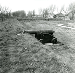 BR_BASTION4_012 Kijkje op Bastion IV (het Blekersbolwerk) met een kanon op de wallen; 1975