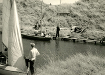BR_BATTERIJWEG_026 De zeilschool van Camping De Meeuw op de voormalige havenbatterij; 1957