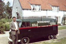 BR_BEDRIJVEN_HEIJMANS_014 Hermanus Heijmans voor het busje van de bodedienst Brielle - Rotterdam van Heijmans Transport; 1960