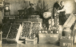 BR_BOTERSTRAAT_014 Bierbottelarij en limonadefabriek van P. Veldhoen in één van de oude pakhuisjes langs de ...
