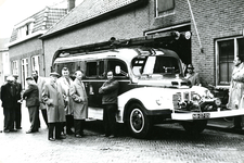 BR_BRANDWEER_003 Overdracht van de nieuwe brandweerwagen Austin FT5 opgebouwd door Bikkers-Rotterdam. V.l.n.r. de heren ...