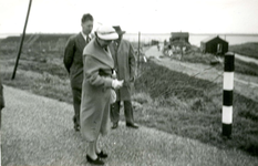 BR_BRIELSEMAASPAD_001 Brielle; Opening van het fietspad langs het Brielse Meer door mw. A. de Ruyter - De Zeeuw, ca. 1960