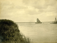 BR_BRIELSEMAAS_005 Brielle; Zeilscheepje op de Brielse Maas, ca. 1930
