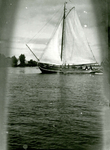 BR_BRIELSEMAAS_006 Brielle; Zeilscheepje op de Brielse Maas, ca. 1930