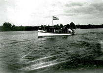 BR_BRIELSEMAAS_008 Brielle; Motorscheepje op de Brielse Maas, ca. 1930