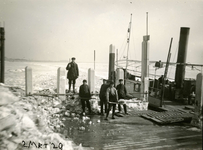BR_BRIELSEMAAS_010 Brielle; De aanlegplaats van de veerboot wordt ijsvrij gemaakt, 2 maart 1929