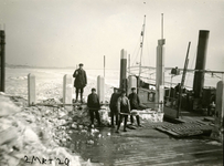 BR_BRIELSEMAAS_010 De aanlegplaats van de veerboot wordt ijsvrij gemaakt; 2 maart 1929
