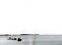 BR_BRIELSEMEER_003 Vissers in roeiboten op het Brielse Meer; 1961