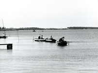 BR_BRIELSEMEER_012 Vissers in roeiboten op het Brielse Meer; 1961
