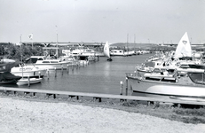 BR_BRIELSEMEER_108 Recreatiehaven langs het Brielse Meer; April 1973
