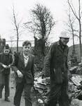 BR_BRIGITTENWEG_023 Drie jongens zijn verkleed als soldaat en spelen oorlog op de puinhopen in de Brigittenweg; 1961