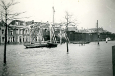 BR_BRUGGEN_JULIANABRUG_008 Hoog water op het Maarland bij de Julianabrug; het landingsvaartuig dat ligt afgemeerd werd ...
