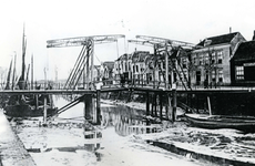 BR_BRUGGEN_JULIANABRUG_055 De Julianabrug over de Maarlandse Haven, die droog staat tijdens eb ; ca. 1910