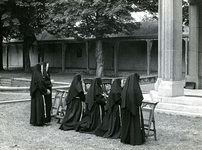 BR_DERIK_BEDEVAARTKERK_MIS_043 Nonnen in gebed bij het ciborium; 9 juli 1961