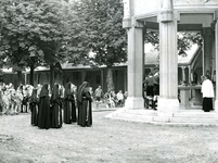 BR_DERIK_BEDEVAARTKERK_MIS_044 Nonnen bij het ciborium tijdens de plechtige eucharistieviering; 9 juli 1961