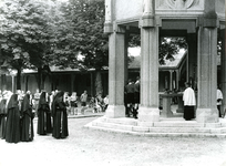 BR_DERIK_BEDEVAARTKERK_MIS_046 Nonnen bij het ciborium tijdens de plechtige eucharistieviering; 9 juli 1961