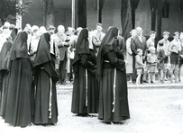 BR_DERIK_BEDEVAARTKERK_MIS_047 Nonnen bij het ciborium tijdens de plechtige eucharistieviering; 9 juli 1961