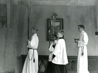BR_DERIK_BEDEVAARTKERK_MIS_062 Misdienaren lopen in processie door de ommegang met een kruis en lantaarns; 9 juli 1961