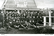 BR_DERIK_HUISTERUGGE_022 Gemobiliseerde militairen poseren voor het militair tehuis in Café 't Huis te Rugge, L.Th. ...
