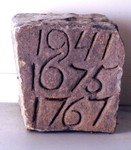 BR_DERIK_WATERSCHAP_249 Sluitsteen van de stenen uitwateringssluis bij de haven van Zuidland, met latere inscripties, ...