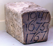 BR_DERIK_WATERSCHAP_250 Sluitsteen van de stenen uitwateringssluis bij de haven van Zuidland, met latere inscripties, ...