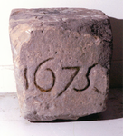 BR_DERIK_WATERSCHAP_253 Sluitsteen van de stenen uitwateringssluis bij de haven van Zuidland, 1675; 2004