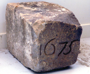BR_DERIK_WATERSCHAP_254 Sluitsteen van de stenen uitwateringssluis bij de haven van Zuidland, 1675; 2004