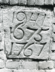 BR_DERIK_WATERSCHAP_255 Sluitsteen van de stenen uitwateringssluis bij de haven van Zuidland, met latere inscripties, ...