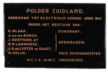 BR_DERIK_WATERSCHAP_258 Glazen gedenkplaat van de verbouwing van het stoomgemaal van de polder Zuidland tot elektrisch ...