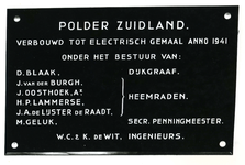 BR_DERIK_WATERSCHAP_259 Glazen gedenkplaat van de verbouwing van het stoomgemaal van de polder Zuidland tot elektrisch ...