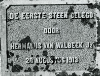 BR_DERIK_WATERSCHAP_261 Gedenksteen van de bouw van het dieselmotorgemaal van de polder Oudenhoorn, 1913; 2004