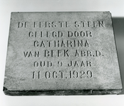 BR_DERIK_WATERSCHAP_293 Gedenksteen van het leggen van de eerste steen voor het elektrisch gemaaltje van de polder ...