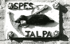 BR_DIJKSTRAAT_049 Gevelsteen Spes Talpa: een mol met een anker; ca. 1990