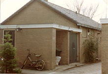 BR_GJVDBOOGERDWEG_POLITIE_012 De achterzijde van het politiebureau langs de G.J. van den Boogerdweg; 26 maart 1991