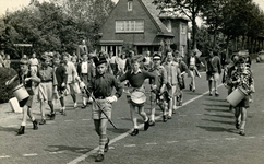 BR_GROENEKRUISWEG_026 Schoolmeester Ruskens met een groep kinderen met instrumenten wandelen vanaf de Pieter van der ...