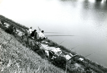 BR_KAAIVEST_046 Kijkje op de Kaaivest. Vissers zitten langs de oever te vissen; 11 september 1974