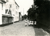 BR_KAATSBAAN_014 Een groepje kinderen staat in de Kaatsbaan; ca. 1920