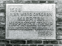 BR_KAATSBAAN_019 Gevelsteen in de muur achter Hotel de Nymph: 'Hier werd geboren Maerten Harpertsz. Tromp, Hollands ...