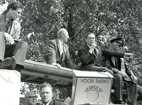 BR_KONINGINNEDAG_1961_045 Jeugdbrandweerwedstrijd als onderdeel van de oranjefeesten, v.l.n.r. de heren H. Vegter, ...