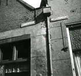 BR_LANGESTRAAT_004 Gevels van Langestraat 4 en Langestraat 6, met straatnaamborden; 1930