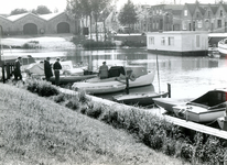 BR_MAARLANDNZ_259 Brielle; Kijkje op de scheepjes langs het Kostverloren met links de Sloepenloods, ca. 1975