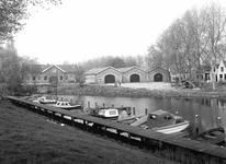 BR_MAARLANDNZ_260 Brielle; Kijkje op de scheepjes langs het Kostverloren met links de Sloepenloods, ca. 1980