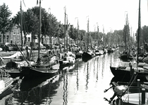 BR_MAARLANDNZ_274 Deelnemers aan de reünie van platbodems in de haven langs het Maarland; 30 juli 1993