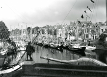 BR_MAARLANDNZ_275 Deelnemers aan de reünie van platbodems in de haven langs het Maarland; 30 juli 1993