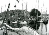 BR_MAARLANDNZ_276 Deelnemers aan de reünie van platbodems in de haven langs het Maarland; 30 juli 1993