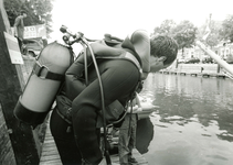 BR_MAARLANDNZ_307 Leden van een duikvereniging maakten de haven van het Maarland schoon; ca. 1985