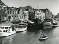 BR_MAARLANDNZ_325 Historisch panden langs het Maarland NZ, schepen Martina en Harm in de haven; mei 1966