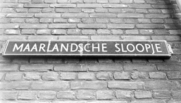 BR_MAARLANDSCHESLOOPJE_001 Straatnaambord van het Maarlandsche Sloopje; ca. 1990