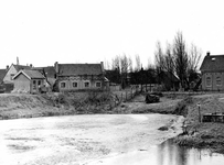 BR_MAARLANDZZ_135 Brielle; Kijkje op het Kostverloren en de telefooncentrale van de genie, ca. 1960