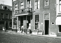 BR_MARKT_018 De vroegere kruidenierszaak en slijterij van de familie Welman; september 1959